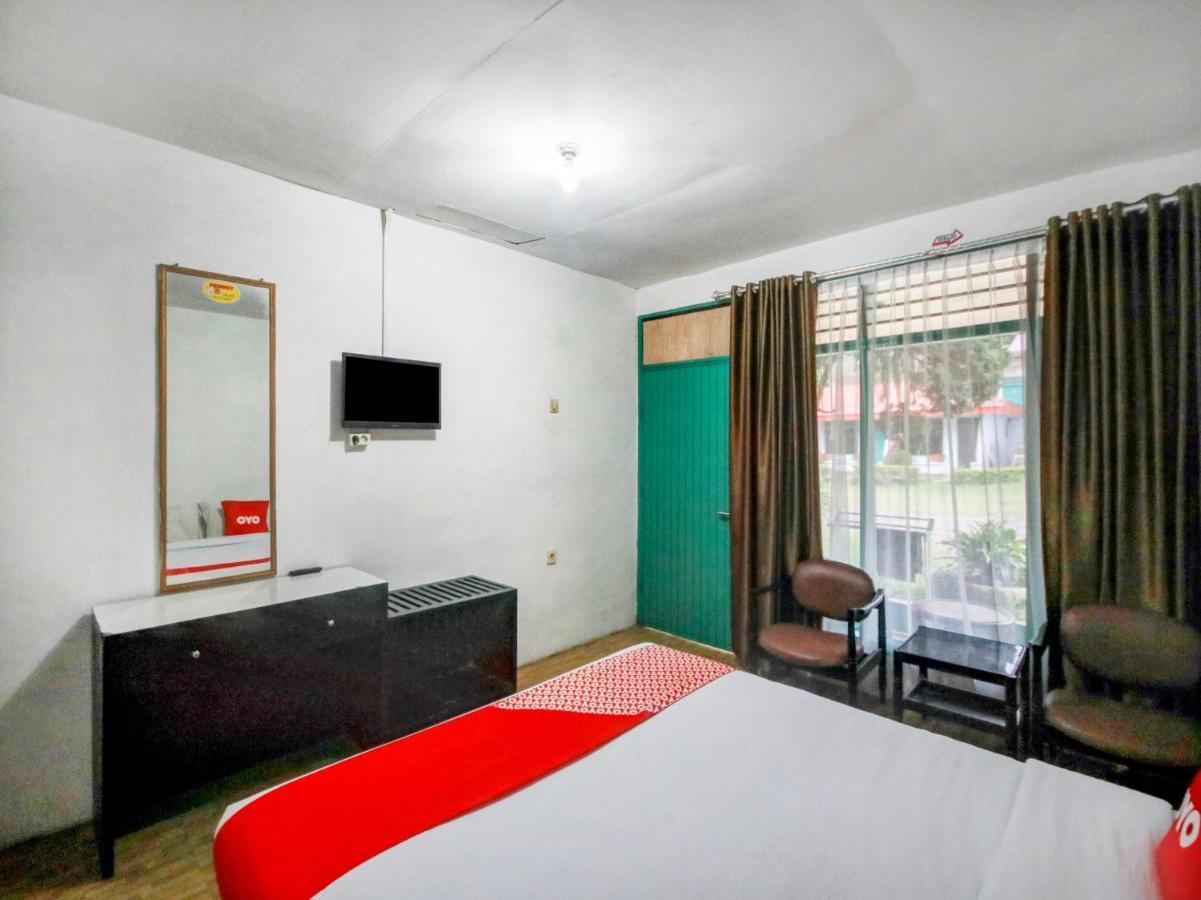 Oyo 2322 Dien Karona Hotel Berastagi Zewnętrze zdjęcie